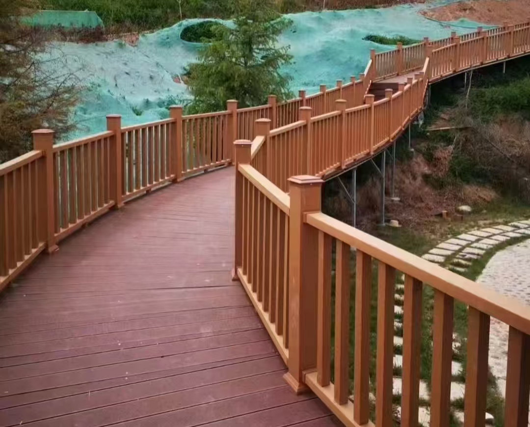 栈道塑木护栏——户外探险的“安全守护墙”
