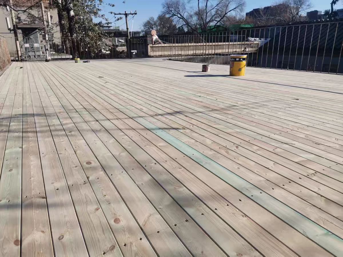 一次安装，10年省心！防腐木地板，让户外空间美到“不褪色”