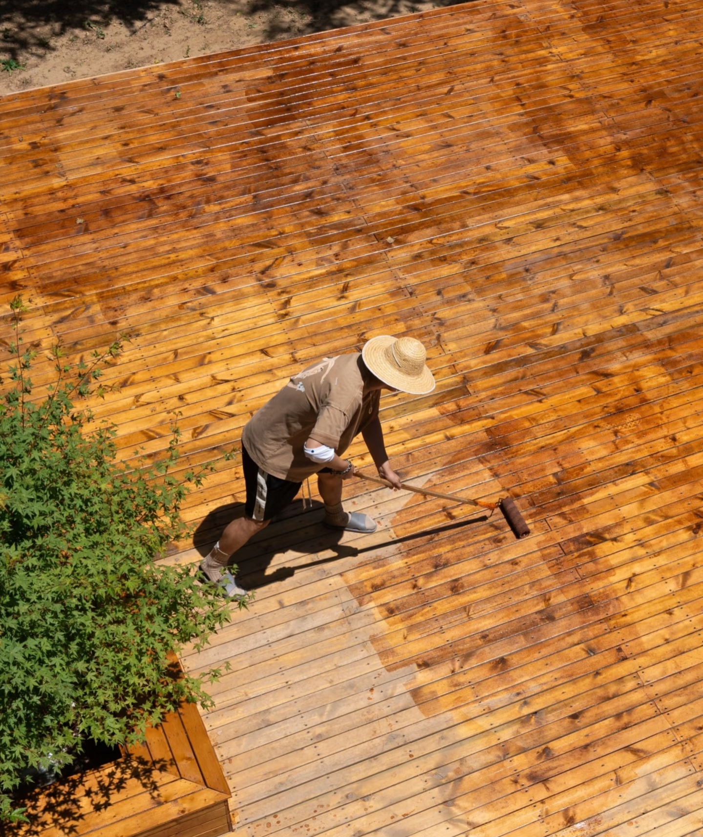 天然质感与耐用性能兼具，防腐木地板解锁多元户外空间
