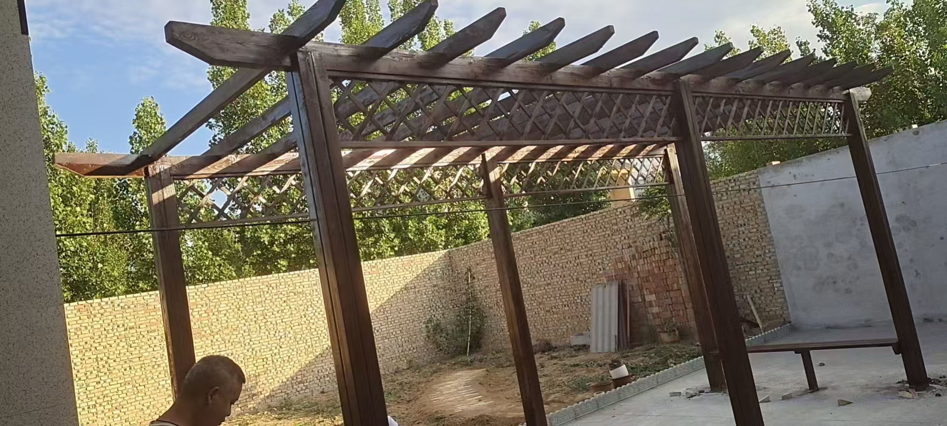 谁能拒绝一座能爬藤、能休憩的防腐木廊架？