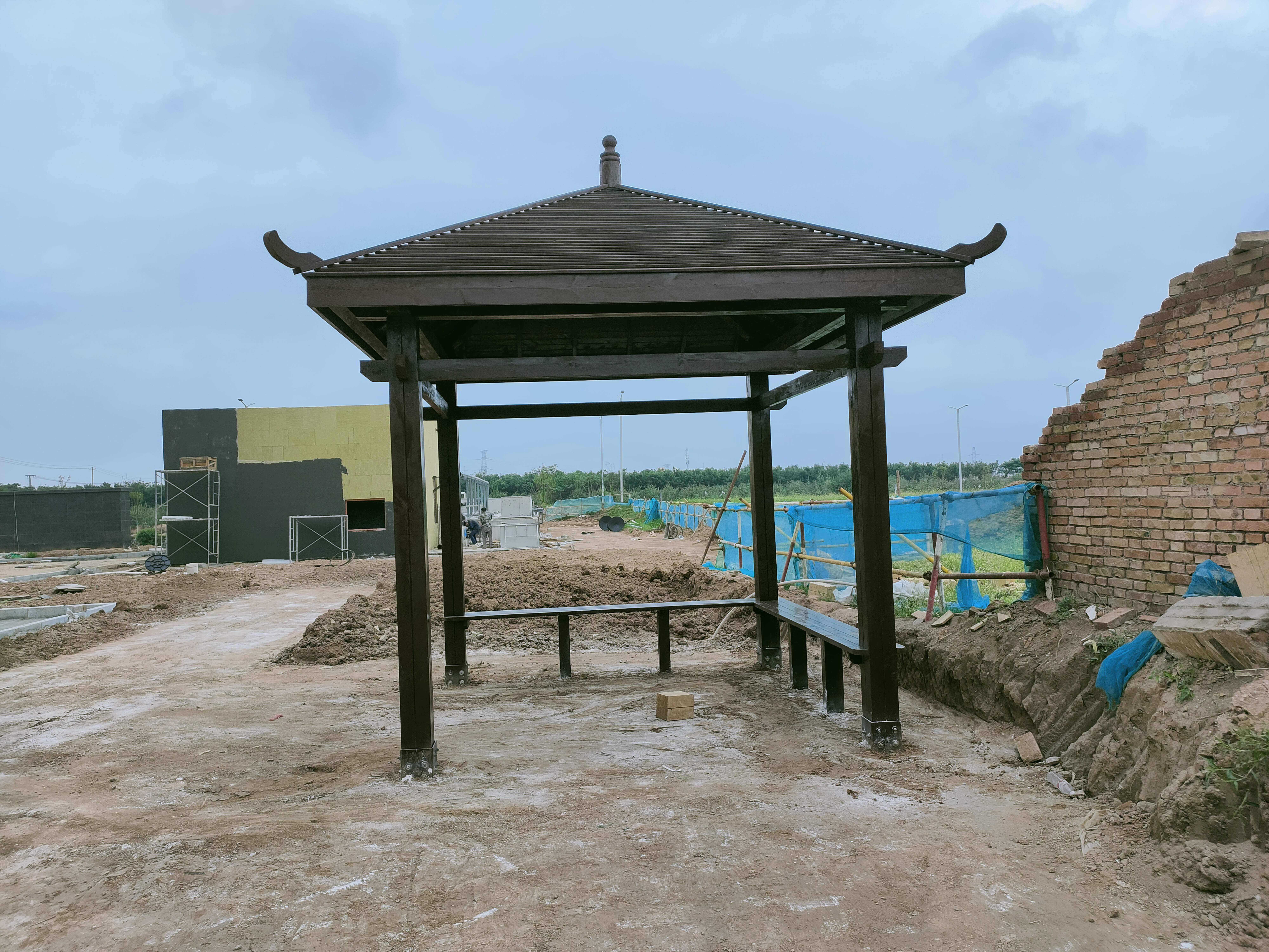 不止是遮阴避雨：这款防腐木凉亭，藏着庭院生活的进阶美学与长效智慧