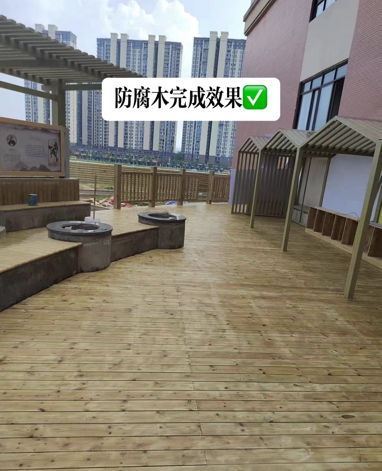 简约不廉价！樟子松防腐木地板庭院平台搭配，现代家庭首选